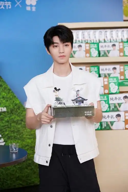 王俊凯|今日直播造型图,简约清爽穿搭,夏日男友07