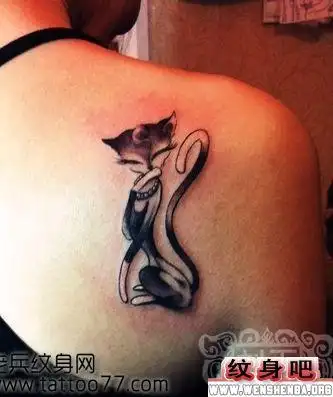 女生背部狐狸纹身图案