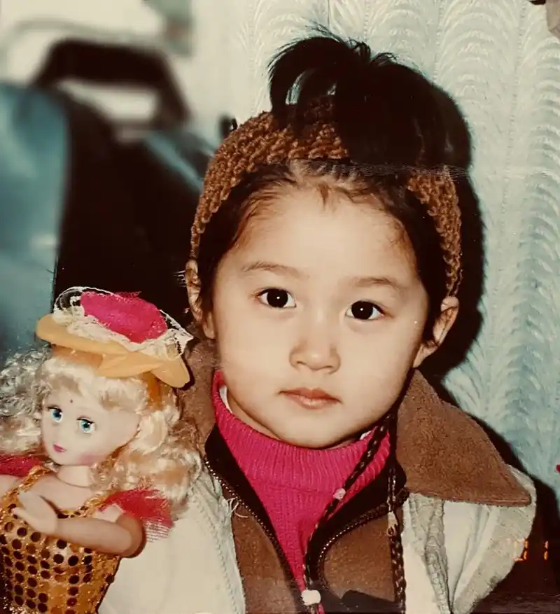 关晓彤童年照曝光 手抱洋娃娃 自己也像洋娃娃