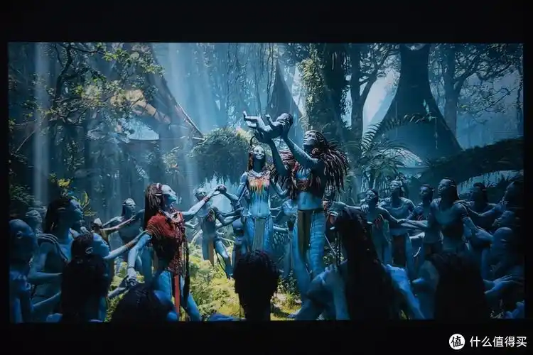 也还在《阿凡达水之道》中,可以看到在为出生的孩子举行仪式的时候