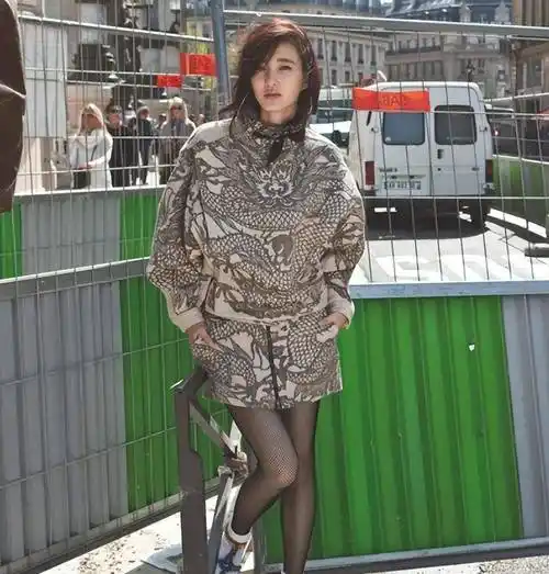 王丽坤不愧是素颜女神,黑色丝袜搭配花样短裙尽显女星气质!