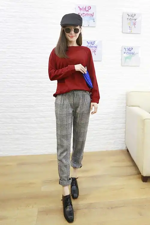 今年最流行的酒红色配上超百搭毛呢格子裤.