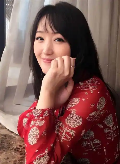 杨钰莹终究是老了,在美颜下看似年轻,但身材却暴露了真是年龄!