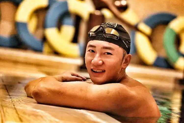 关喆备战歌手突围赛高强度体能训练