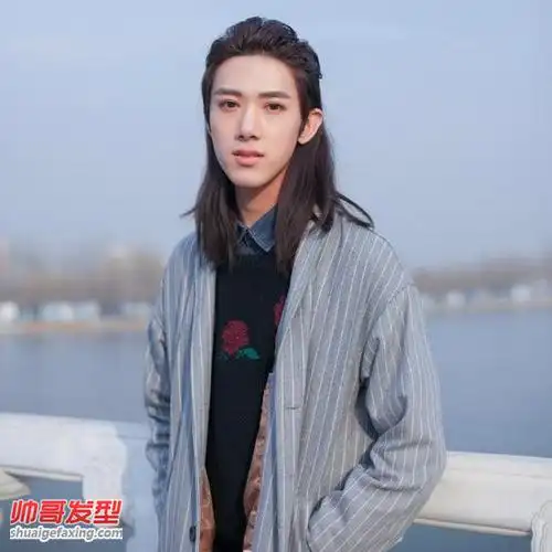 男生长头发发型图片 留长头发的男生比较少,想要看到长发帅哥就更难了