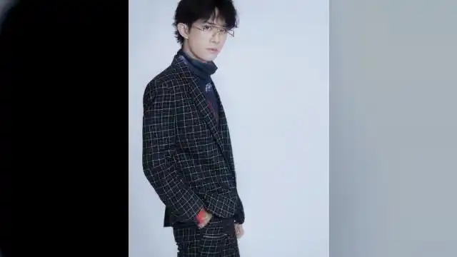 易烊千玺身穿格纹西装,尽显绅士风范