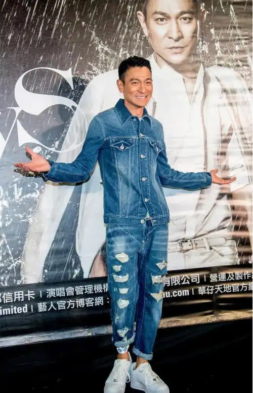 想当明星必须多穿牛仔裤细数刘德华穿过的牛仔裤
