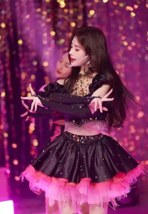 鞠婧祎新歌上线,舞台照流出,穿黑粉露腰小短裙甜美灵动 妩媚撩人_粉红