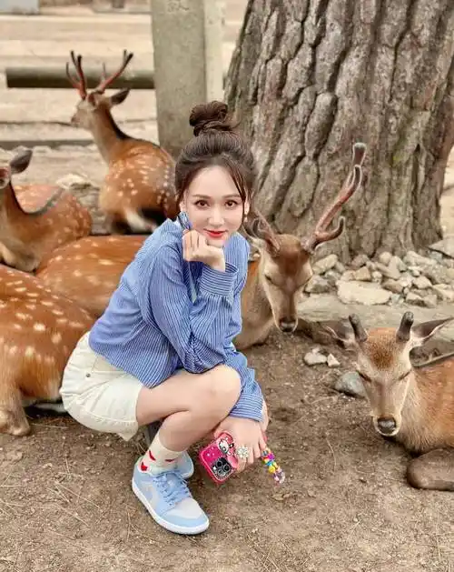 原创陈乔恩结婚后换了风格穿衬衫短裙丸子头度假44岁美出新高度