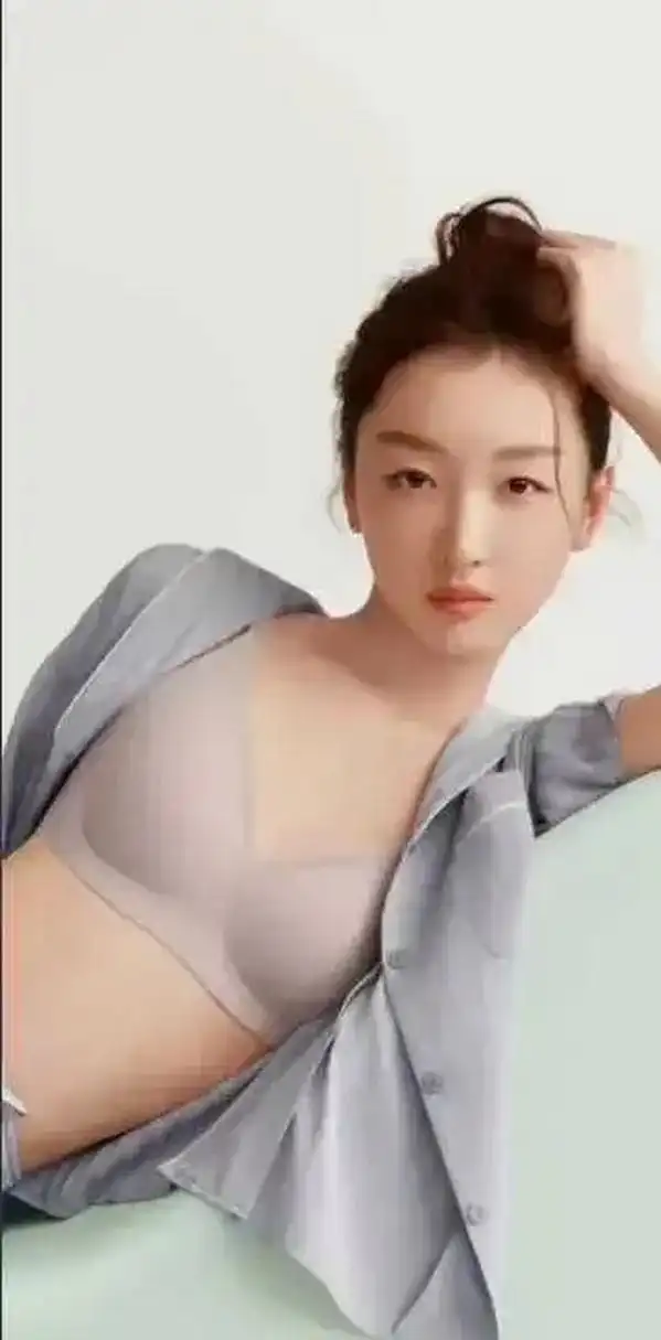 周冬雨是出了名的平胸,没想到吧,她拍内衣广告同样好看.