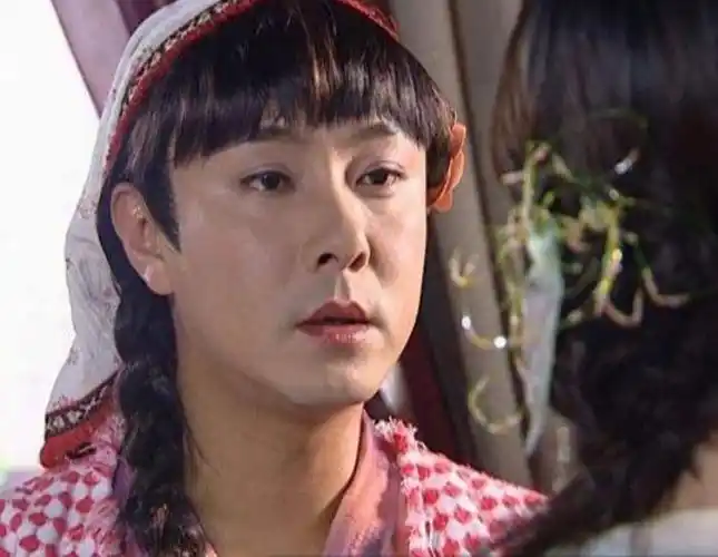 张卫健的女装扮相也是绝美,在电视剧《巨人》中他的扮相令人眼前一亮.