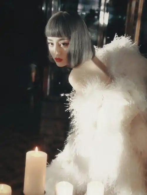 迪丽热巴复古波波头羽毛披风造型,美哭了