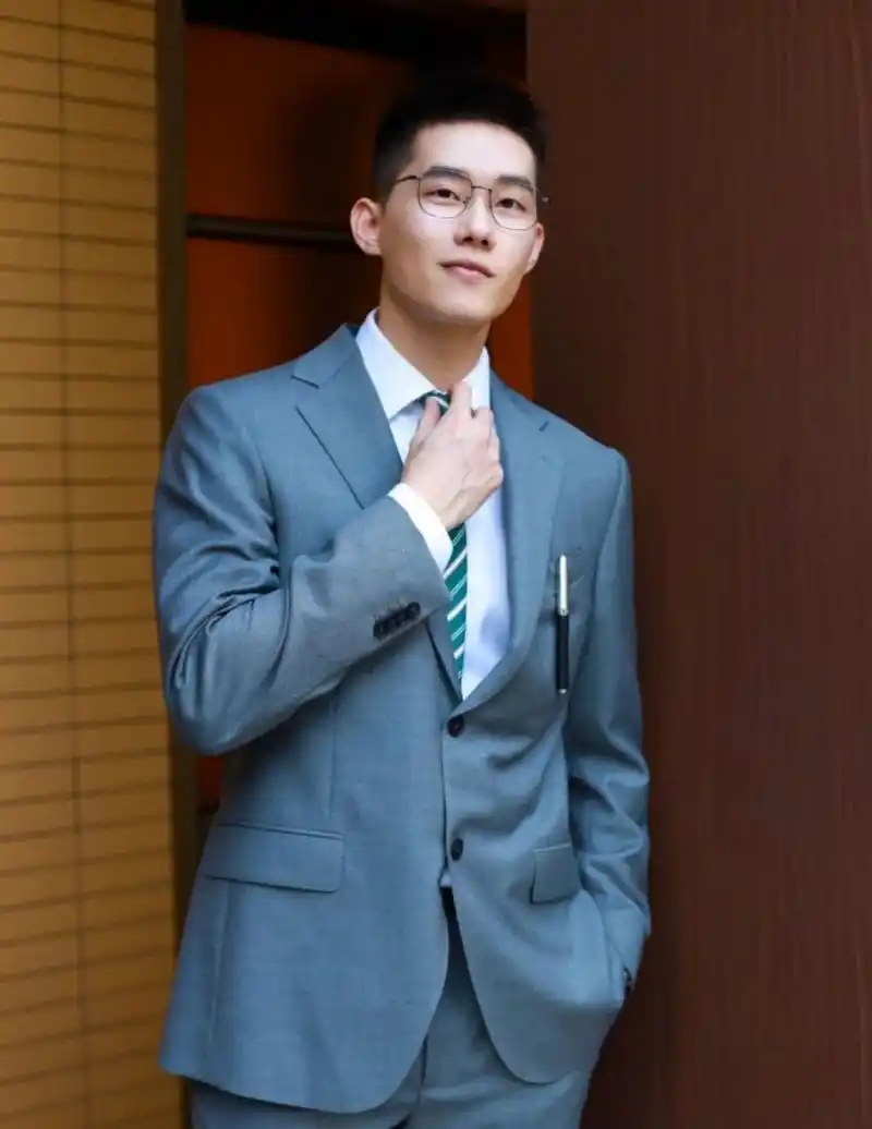 家人们,这枚帅哥太好看了,必须要分享一下,正装翘臀已经很炸了,没想到