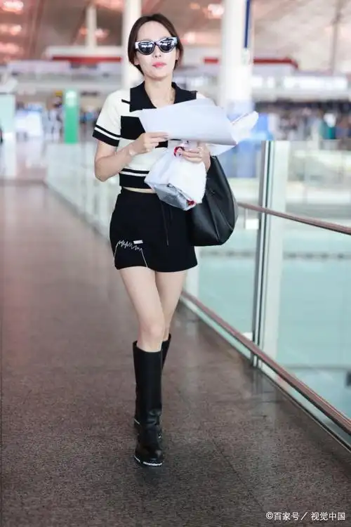 张嘉倪黑裙亮相北京机场!获粉丝奖状点赞不停,满满的爱!