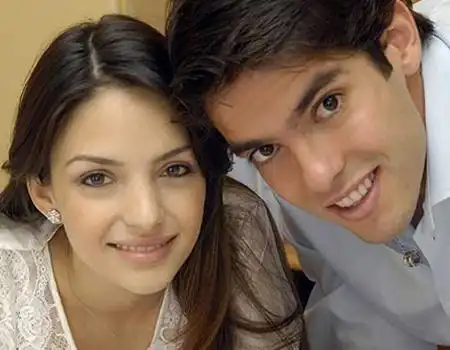 看世界杯球星女伴性感妆容:意大利太太团