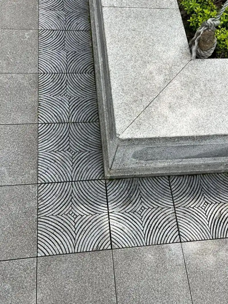 纯中式商业街铺装细节 五一闲逛家乡的一条中式商业街,铺装上有很多