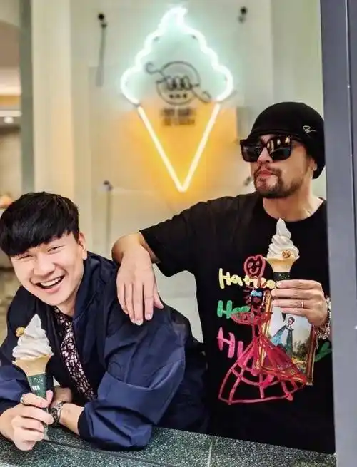 林俊杰和周杰伦一起吃冰淇淋,两人同框很有爱_林志_照片_图片