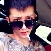 黑社会霸气小伙头像戴眼镜的样子更霸气