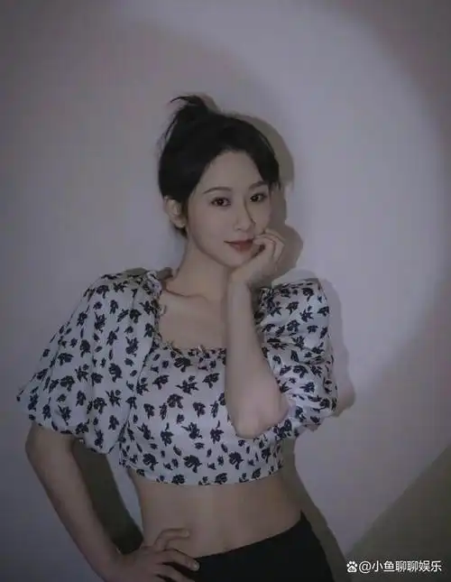 杨紫中秋节晒美照,罕见露腰出镜,被粉丝调侃"转性"了