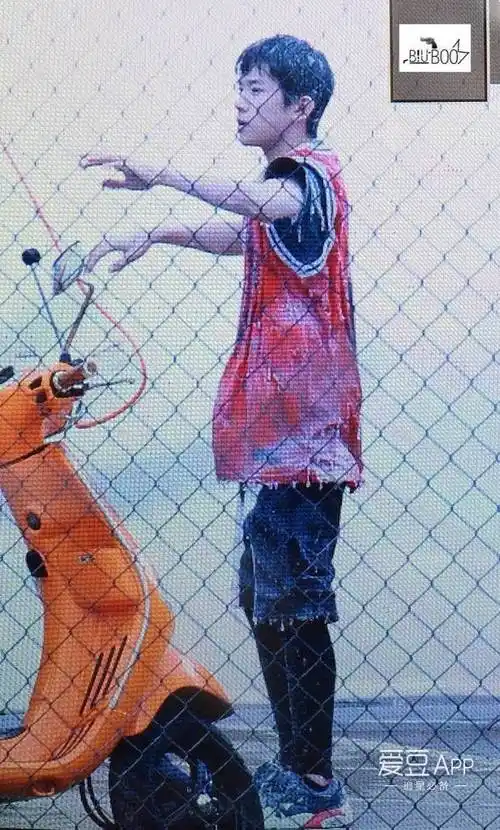 易烊千玺没见过系列打篮球的学弟很帅气