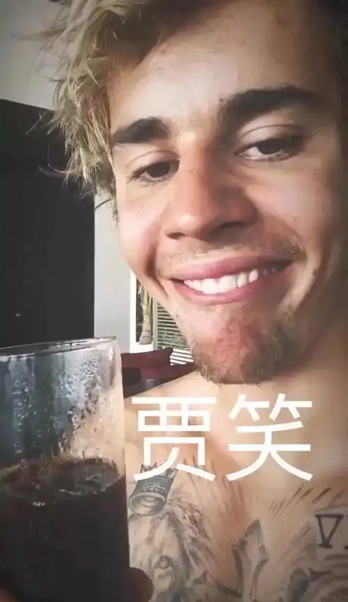 表情包也是这样婶儿的更有被吐槽"发型凌乱如流浪汉",而海莉一脸爱意