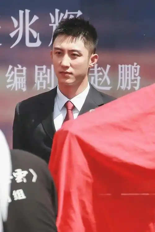 黄景瑜和白百何《北京电影节》现场举牌宣传电影真的很拼hhhh还带道具