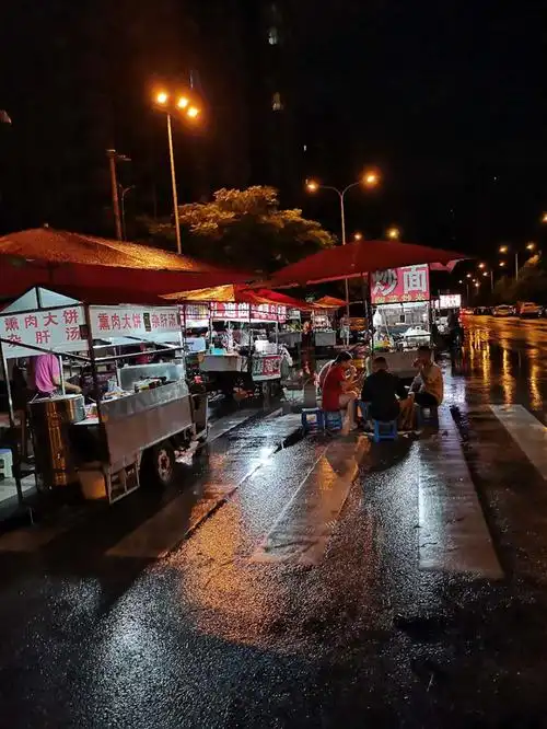 西安夜市街头摆摊人,大雨过后依然在坚持,这有你爱吃的面食吗?