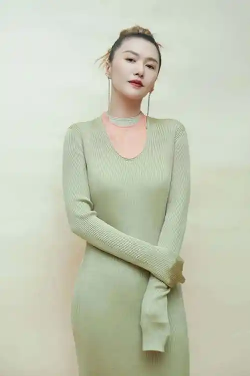 37岁谭维维身材好丰满,嫩绿针织长裙秀凹凸感,叠穿纱裙又潮又飒_造型