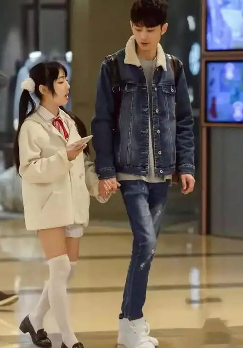 最近抖音里走红了一对最萌身高差的情侣,男生一米八几,而女生只有一米