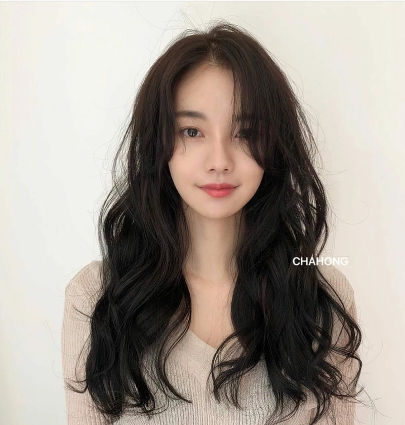 头发长了,烫个大卷,美的不要不要