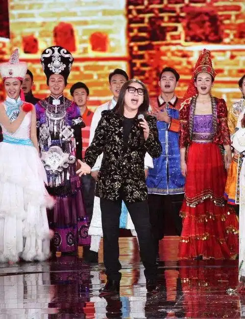 郭峰老师没有回避,他说谈过两次恋爱,有过结婚的意愿,但最终因各种