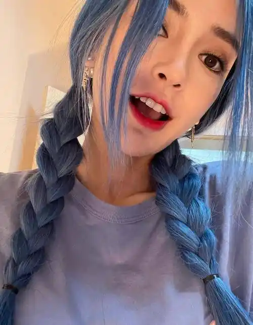 原创跑男近期开播杨颖双马尾自拍雾霾蓝发色是这个夏天首选