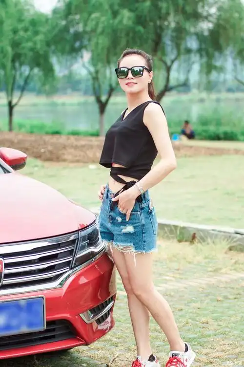 媳妇当车模第二弹牛仔短裤尽显白花花的大长腿