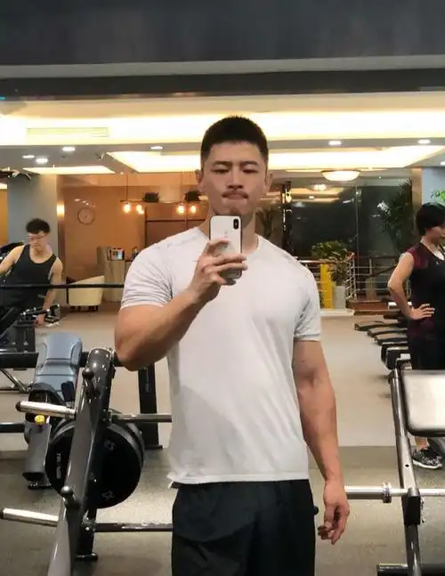 30岁的山东大男孩毕业于北京体育大学一身腱子肉完美吸睛