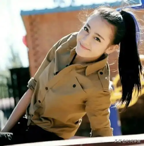 但是迪丽热巴却很适合这样的高马尾,给人感觉酷酷的,或