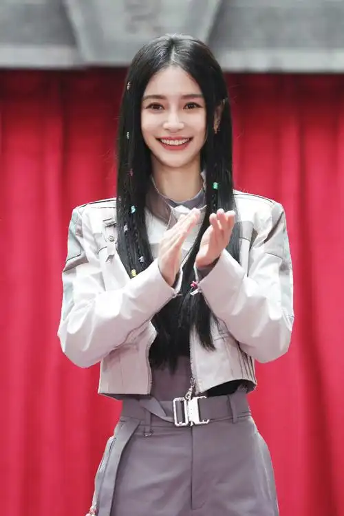 angelababy两宫格自拍##angelababy迟到vs新鲜的自拍