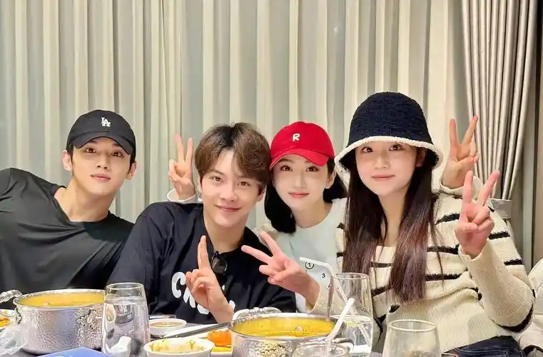 景甜晒灼灼潇洒演员聚餐,合照数她最白,39岁徐海乔比小鲜肉还美