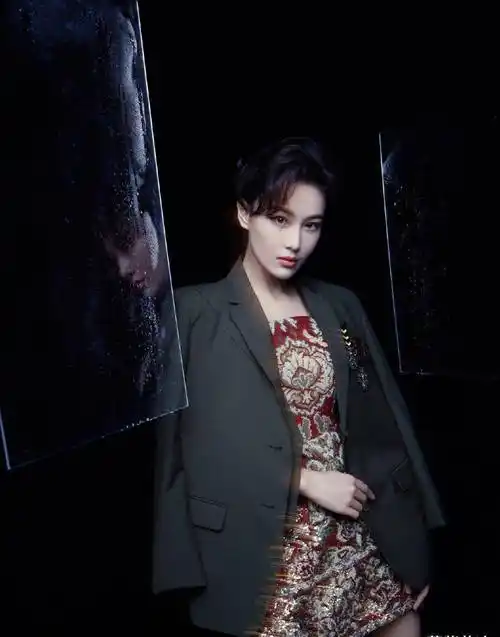 张馨予的穿搭又"火"了,一半衬衫,一半西装,堪称霸道女总裁