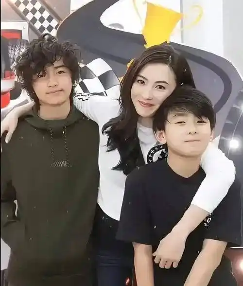 娭乐星谢盈# #你喜欢谢霆锋# #港台明星张柏芝# #娱乐焦点# #娱乐