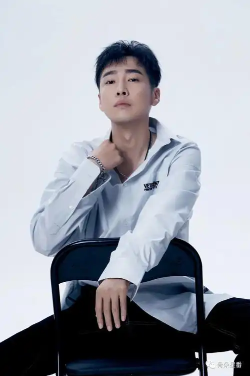 邹廷威:我想在角色里经历不同的山海|专访-小花与鲜肉-八卦帝