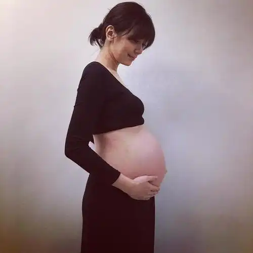 贾静雯母亲节罕见晒孕肚照并分享童年时的自己与咘咘神相似