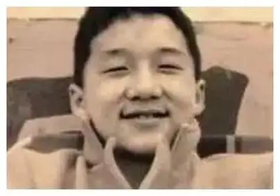 这是武打巨星成龙小时候的照片,可以看到,小时候的成龙和现在变化不大