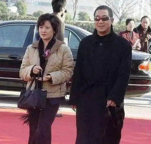 她和张国立结婚30年发誓为了张默不再生娃如今60岁却再当妈妈