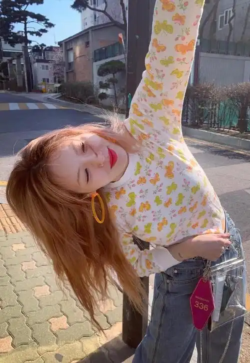 金泫雅晒歪头杀自拍女神还真就是活泼可爱这头歪的很清新靓丽