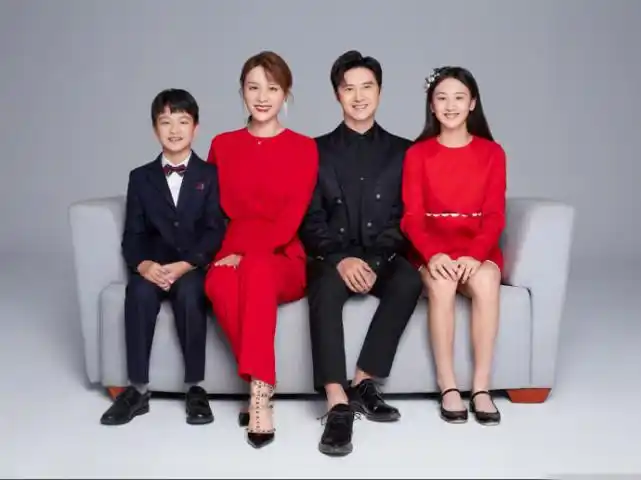 叶一茜晒全家福庆除夕,森碟穿红裙秀长腿成焦点,奶油肌太亮眼