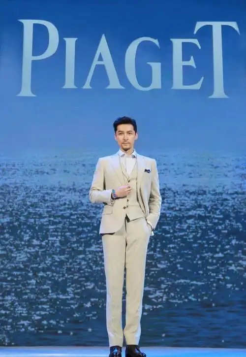 胡歌不愧是西装收割者,各型各款都穿了个遍,从来没有一套失手过