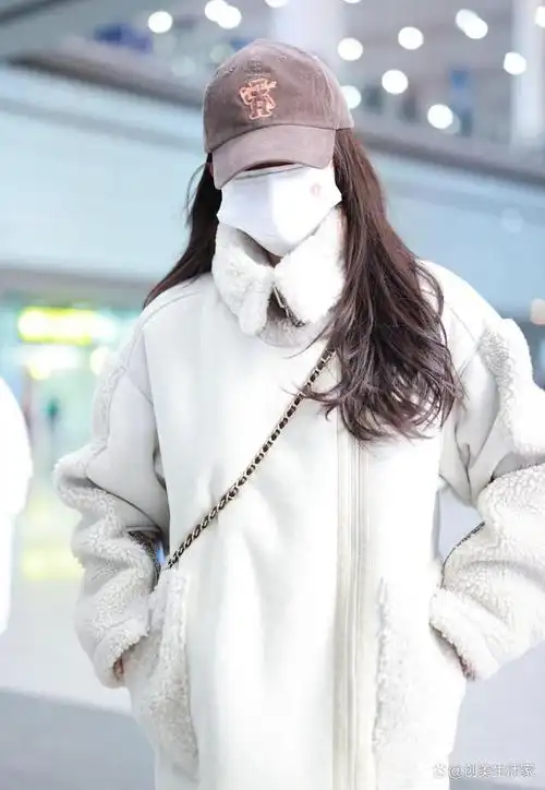 徐梦洁最新机场街拍,穿长款羊羔毛大衣配牛仔裤,休闲时尚还保暖