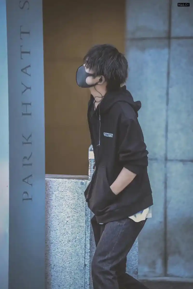 好想再看玺玺穿卫衣06这线条#可狼可奶 #少年感 #易烊千玺 - 抖音