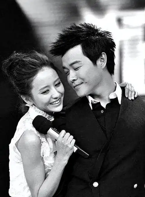 陈思诚陪小女友法国度假女方穿露脐装嘟嘴索吻丫丫复婚无望