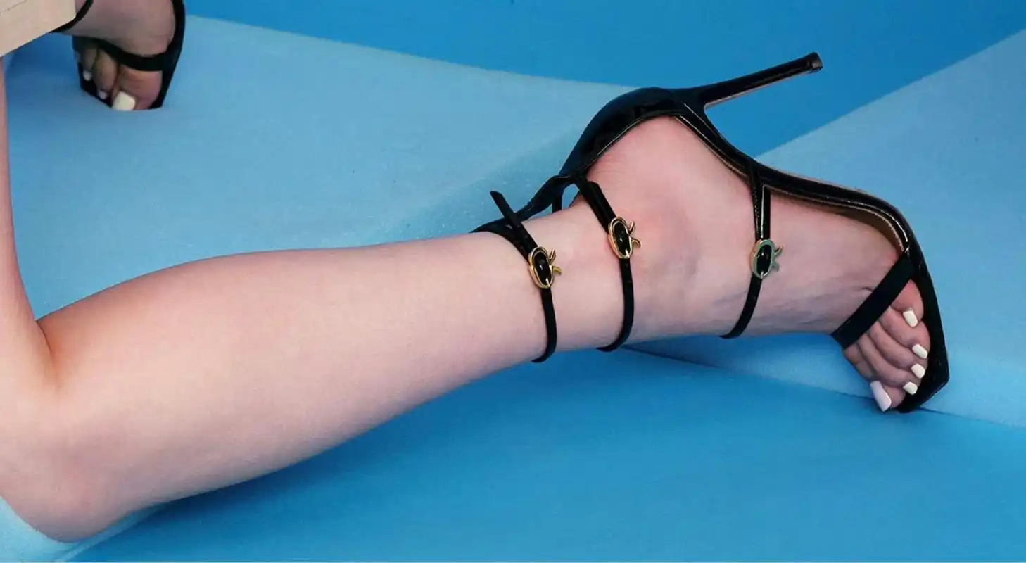 周洁琼 黑色绑腿高跟凉鞋美jio[爱你][爱你] 676767#周洁琼